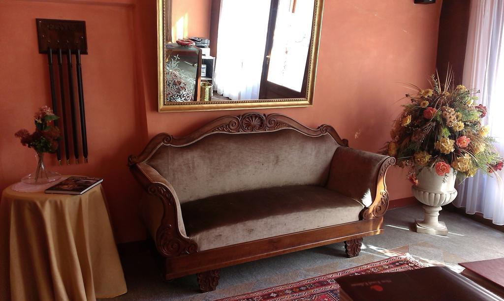 Hotel Palazzo Di Mezzo Carrù Eksteriør bilde