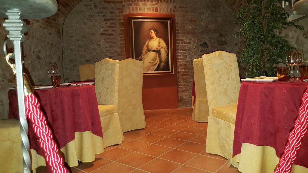 Hotel Palazzo Di Mezzo Carrù Eksteriør bilde