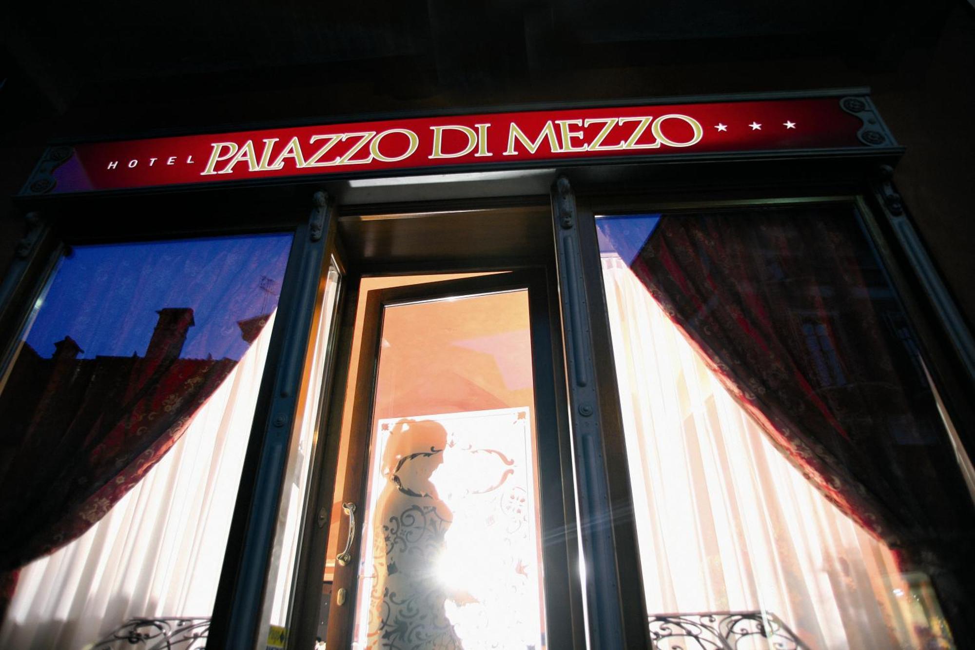 Hotel Palazzo Di Mezzo Carrù Eksteriør bilde