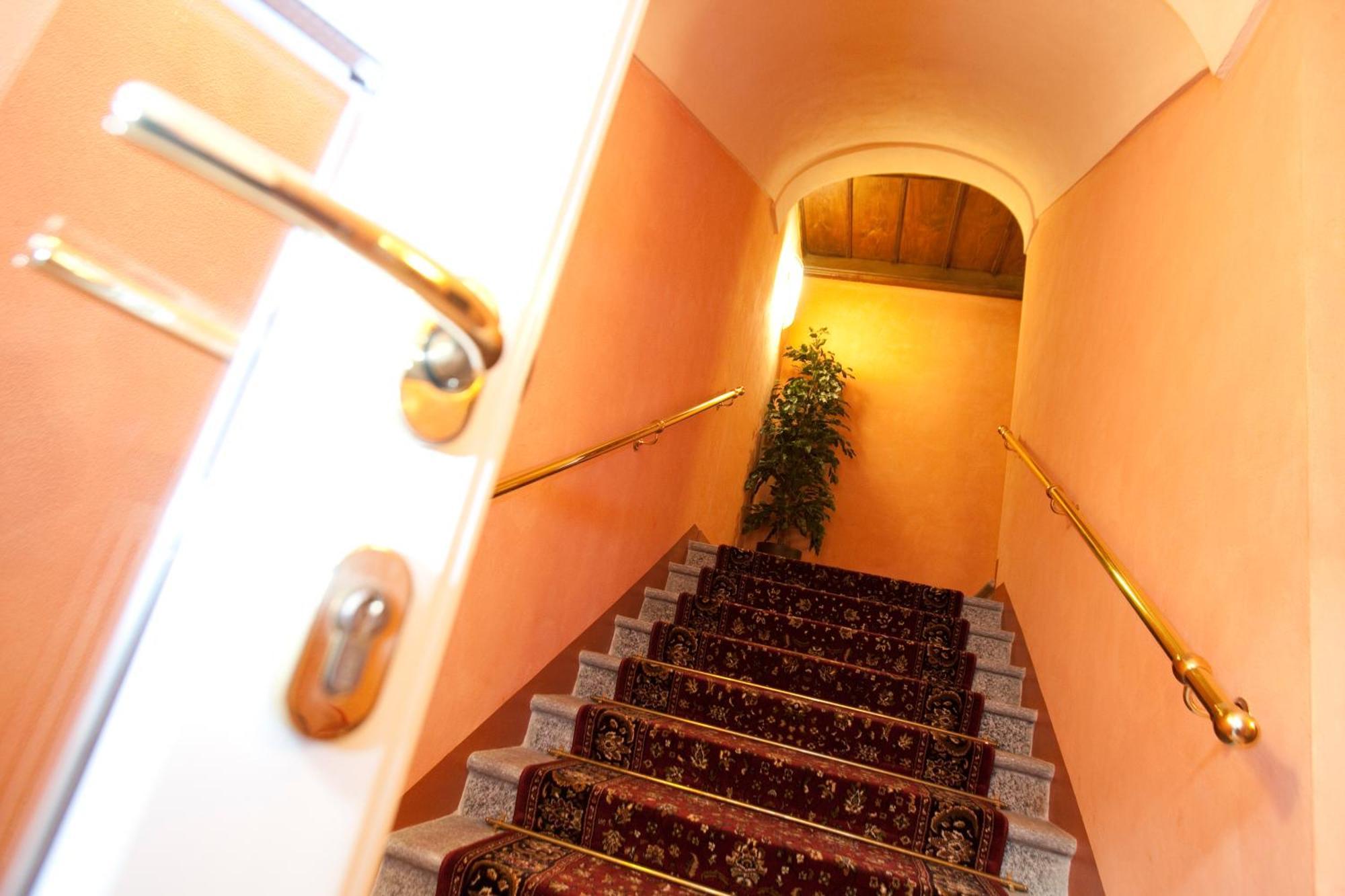 Hotel Palazzo Di Mezzo Carrù Eksteriør bilde