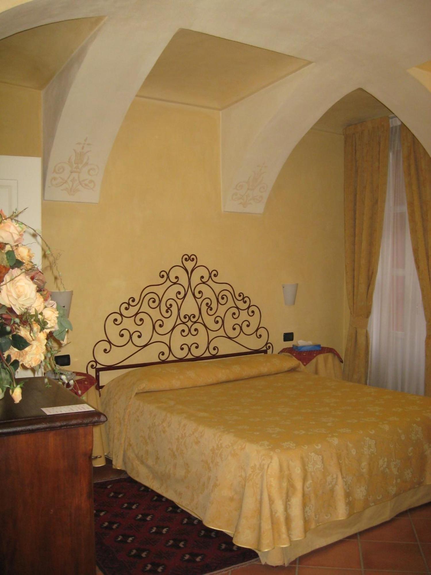 Hotel Palazzo Di Mezzo Carrù Rom bilde