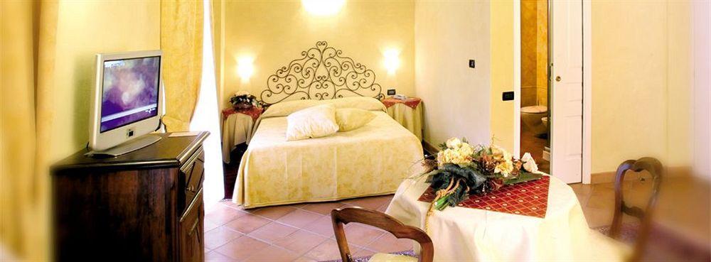 Hotel Palazzo Di Mezzo Carrù Eksteriør bilde