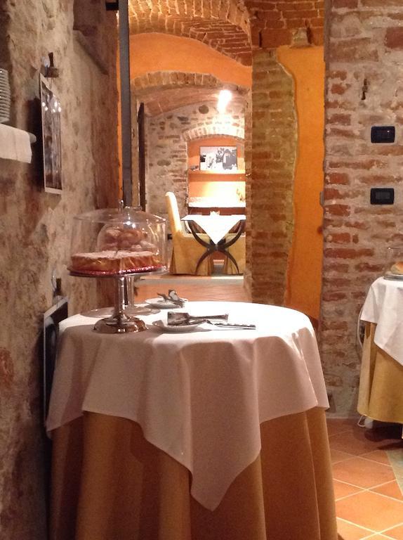 Hotel Palazzo Di Mezzo Carrù Eksteriør bilde