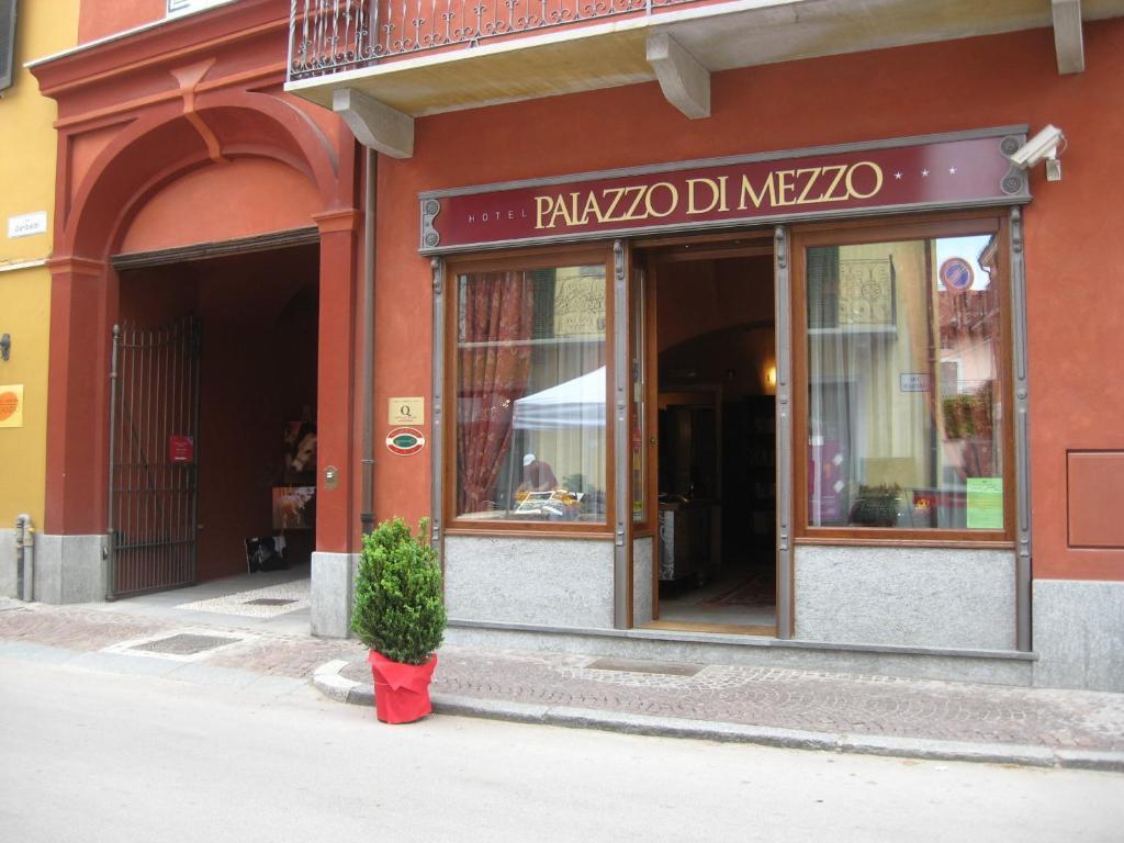 Hotel Palazzo Di Mezzo Carrù Eksteriør bilde