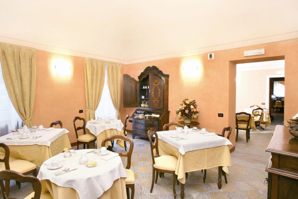 Hotel Palazzo Di Mezzo Carrù Eksteriør bilde