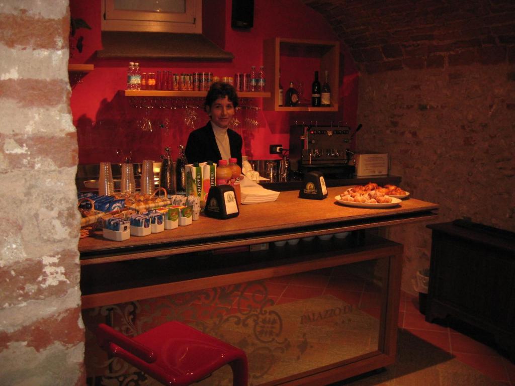 Hotel Palazzo Di Mezzo Carrù Eksteriør bilde