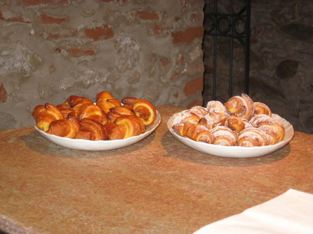 Hotel Palazzo Di Mezzo Carrù Eksteriør bilde