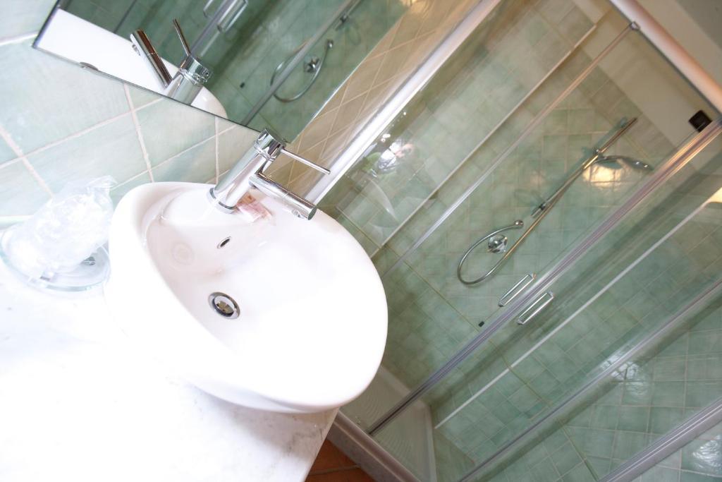 Hotel Palazzo Di Mezzo Carrù Eksteriør bilde