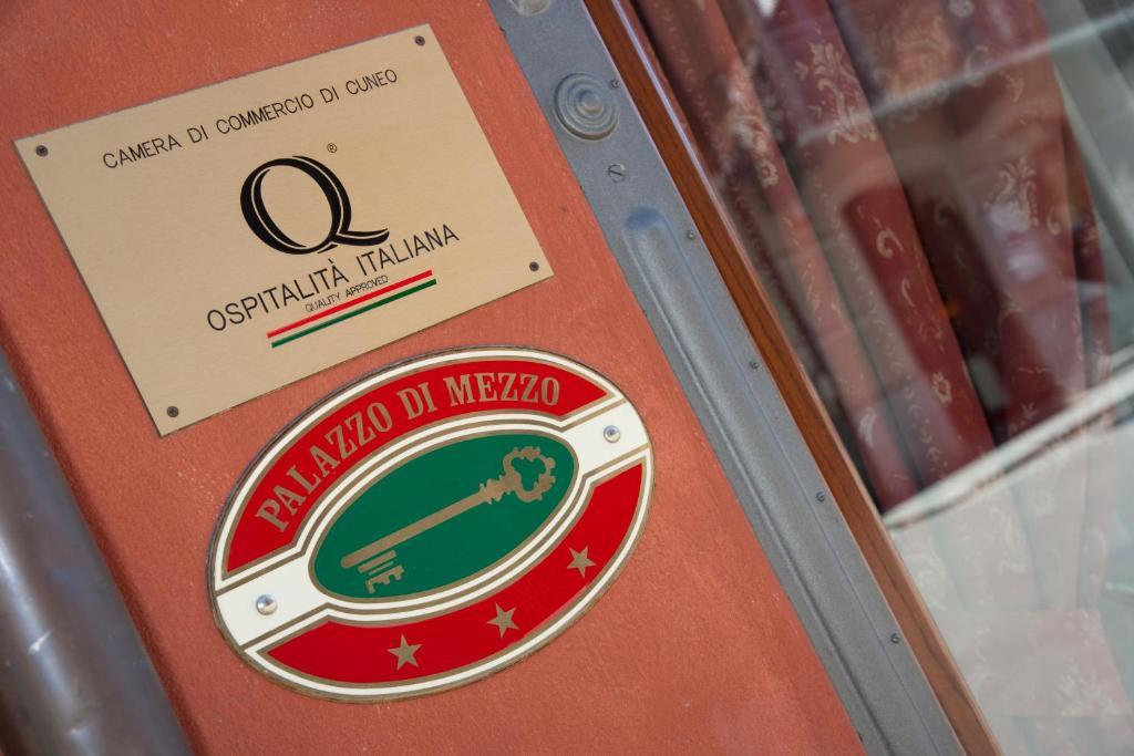 Hotel Palazzo Di Mezzo Carrù Eksteriør bilde