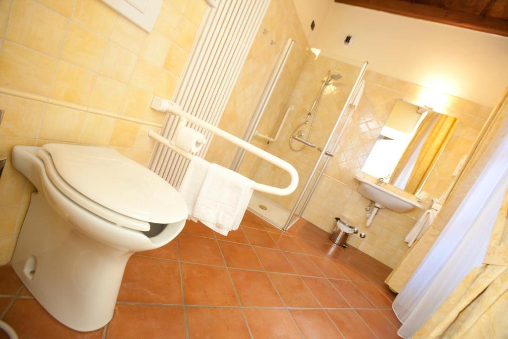Hotel Palazzo Di Mezzo Carrù Eksteriør bilde