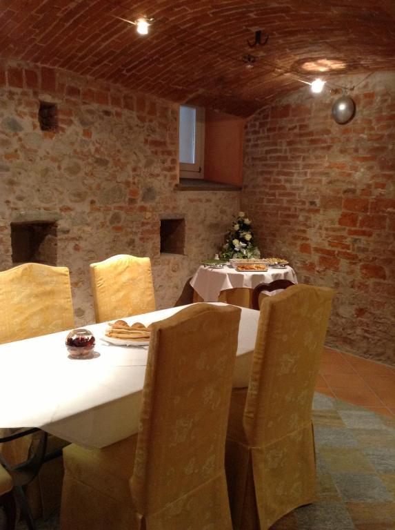 Hotel Palazzo Di Mezzo Carrù Eksteriør bilde