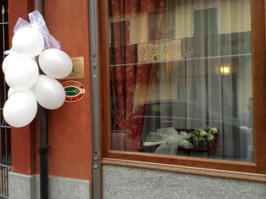 Hotel Palazzo Di Mezzo Carrù Eksteriør bilde