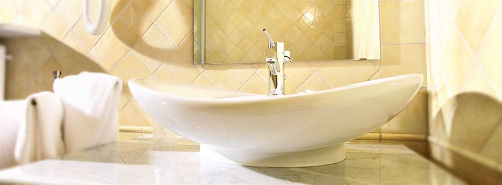 Hotel Palazzo Di Mezzo Carrù Eksteriør bilde