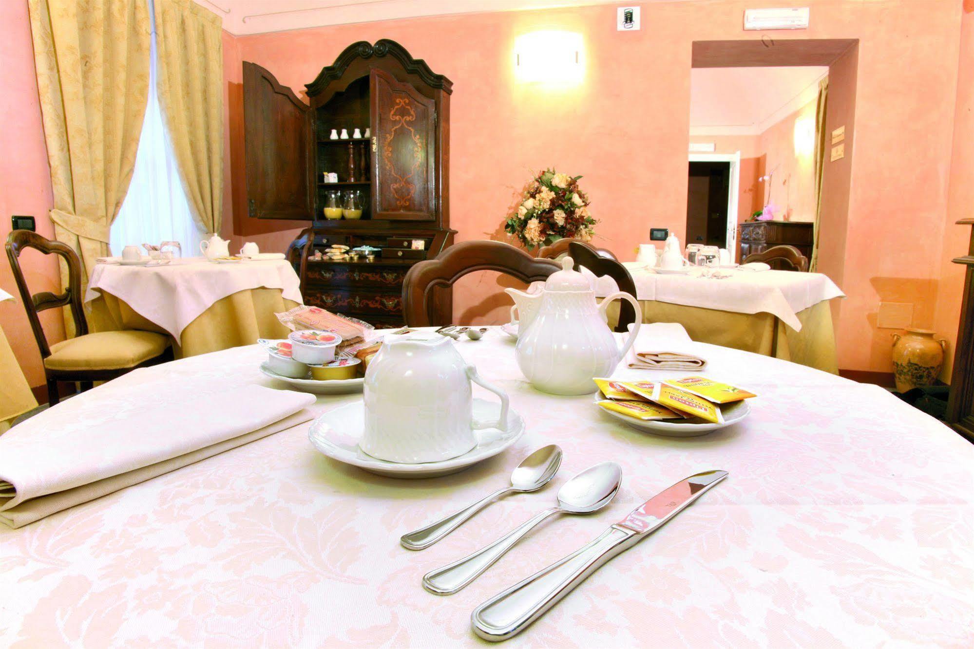 Hotel Palazzo Di Mezzo Carrù Eksteriør bilde