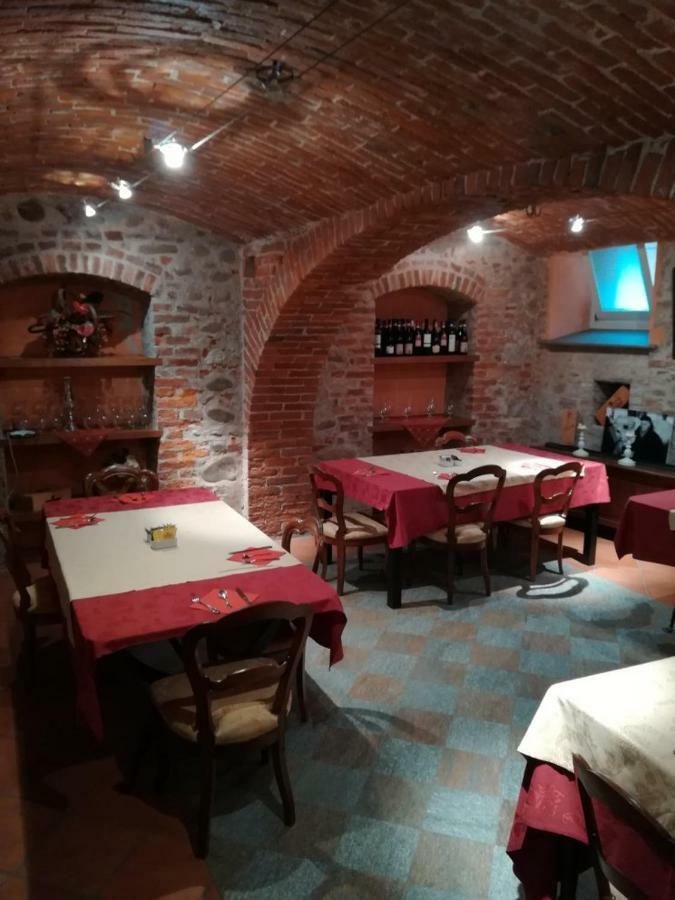 Hotel Palazzo Di Mezzo Carrù Eksteriør bilde