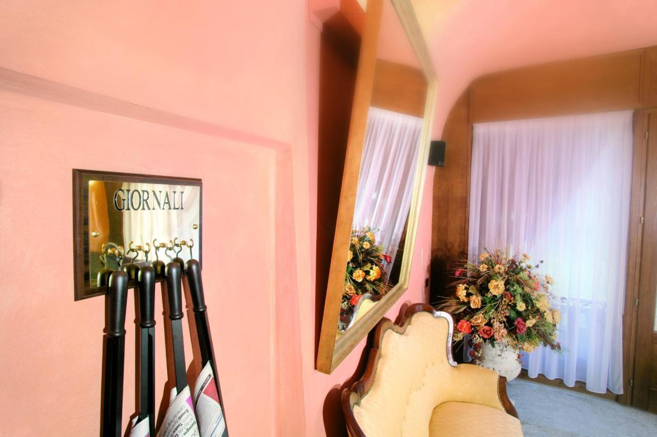 Hotel Palazzo Di Mezzo Carrù Eksteriør bilde