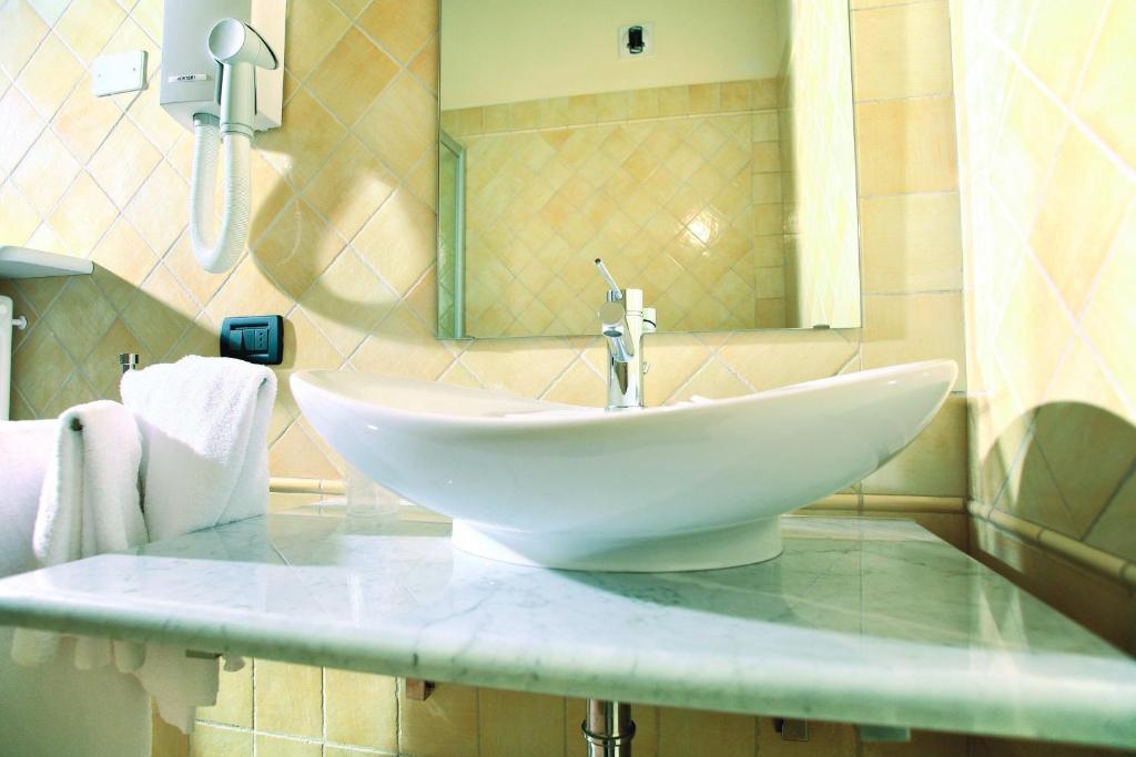 Hotel Palazzo Di Mezzo Carrù Eksteriør bilde